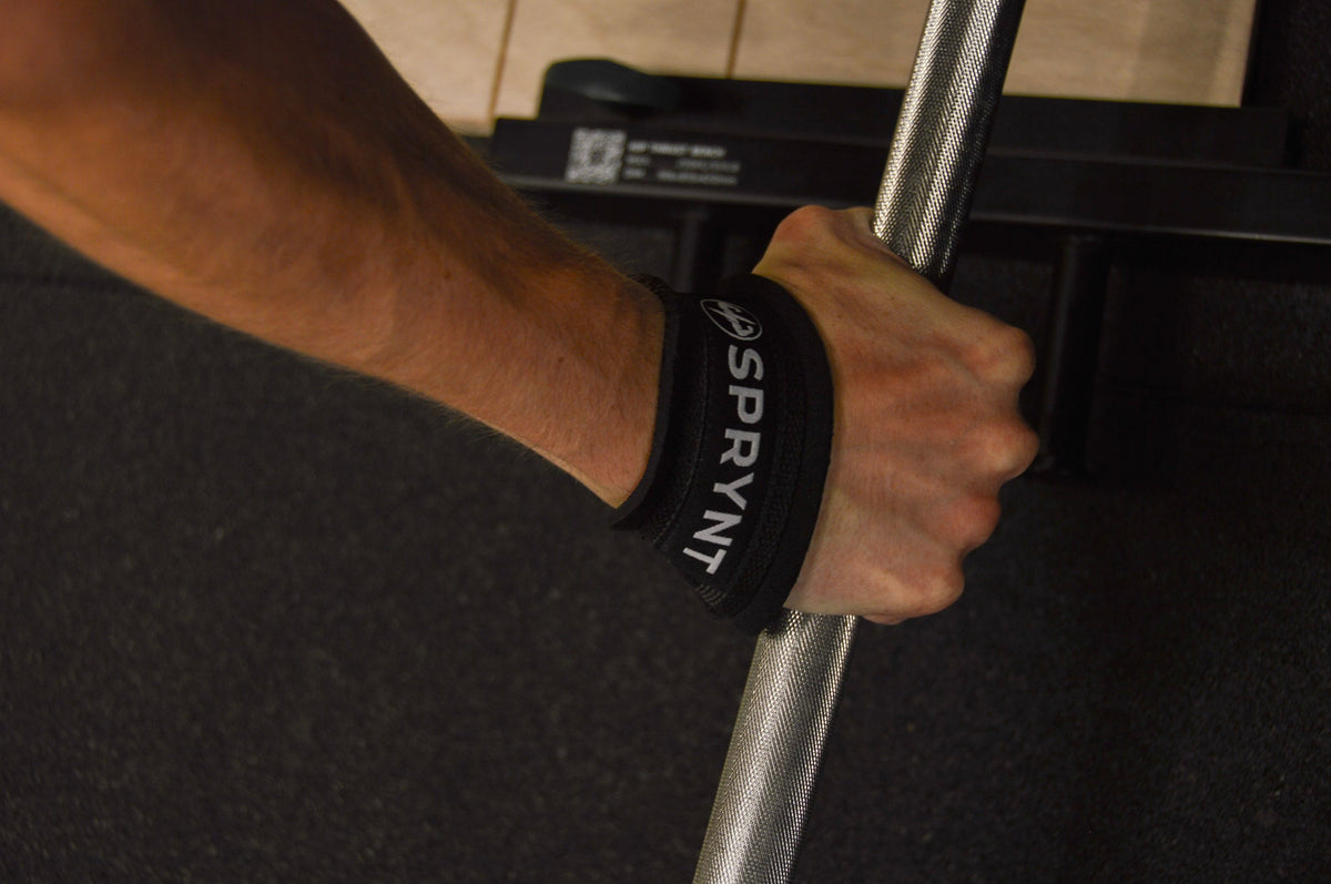 Hand met SPRYNT strap om de stang tijdens een trekoefening