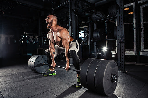 Sporter zet een zware deadlift neer in de sportschool