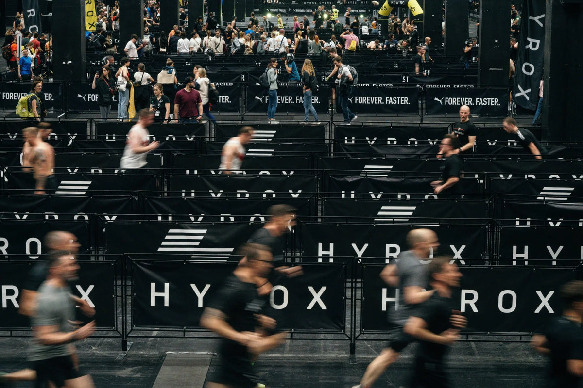 Sporters tijdens een HYROX-training met sled en hardlopen