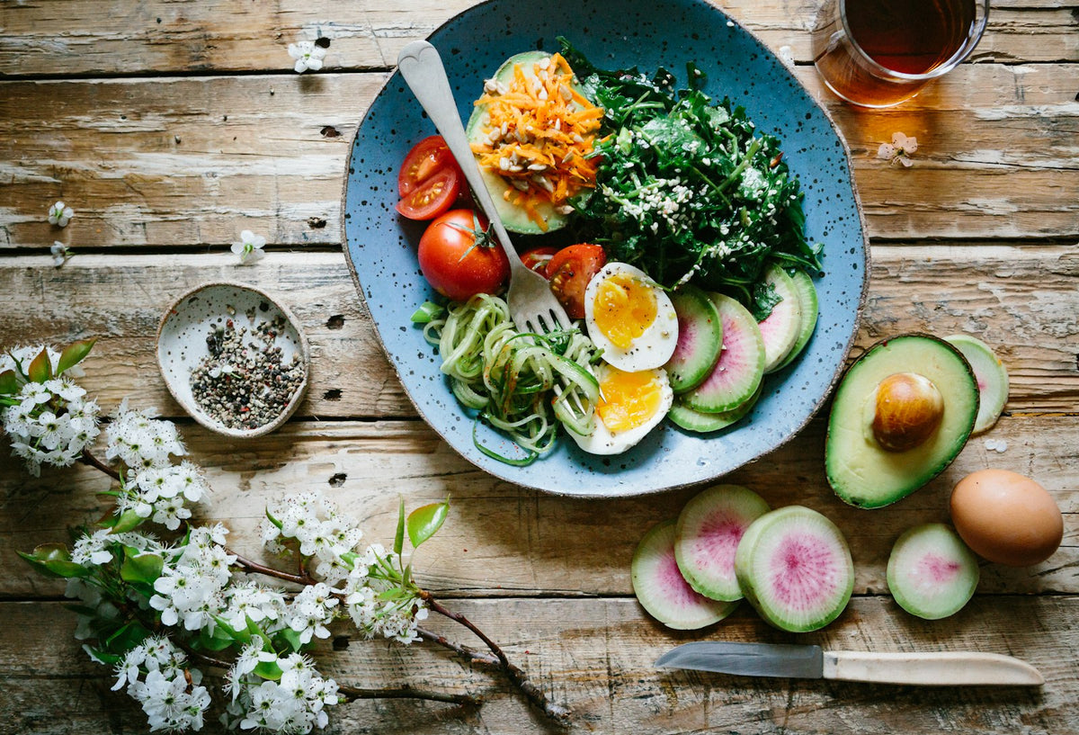 Kom met verse ingrediënten op een keukentafel