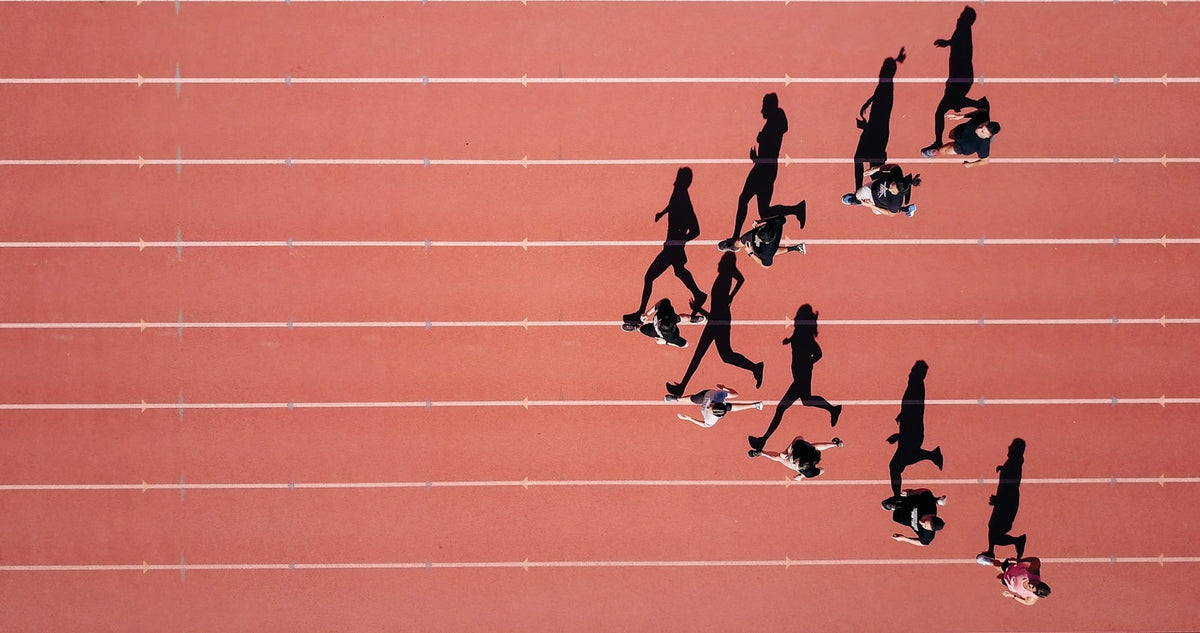 Hardloper sprint op een atletiekbaan