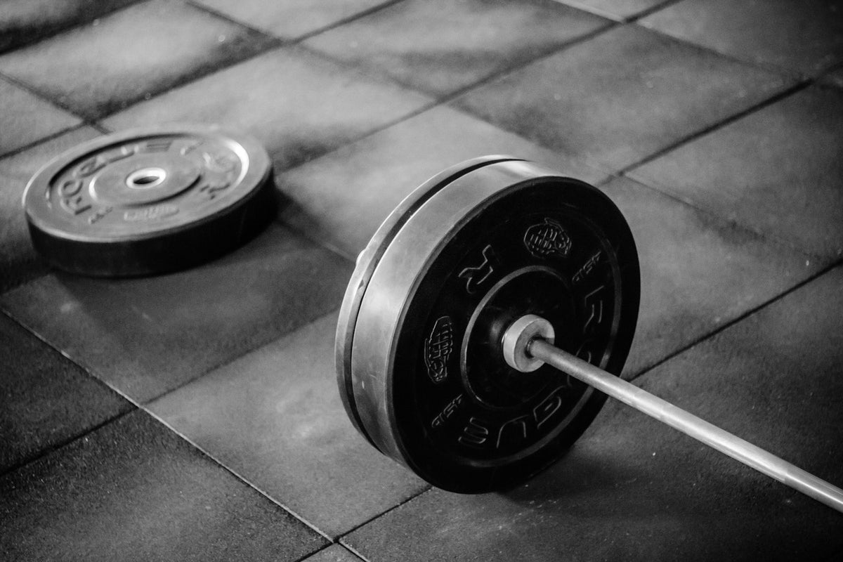 Sporter tilt gewichten in een sportschool