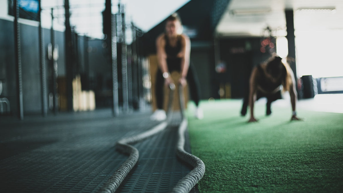 Sporters trainen op cardioapparatuur
