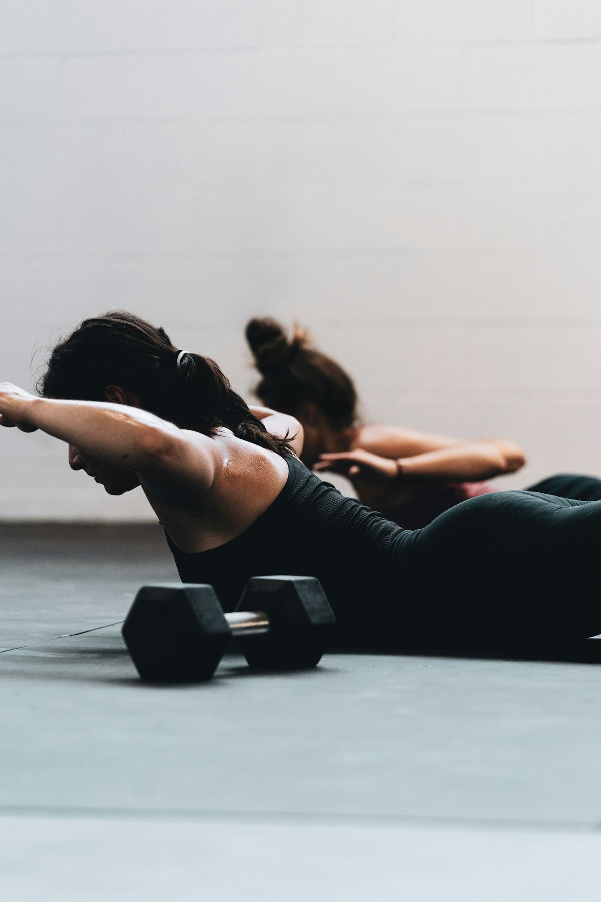 Twee sporters trainen samen in de sportschool