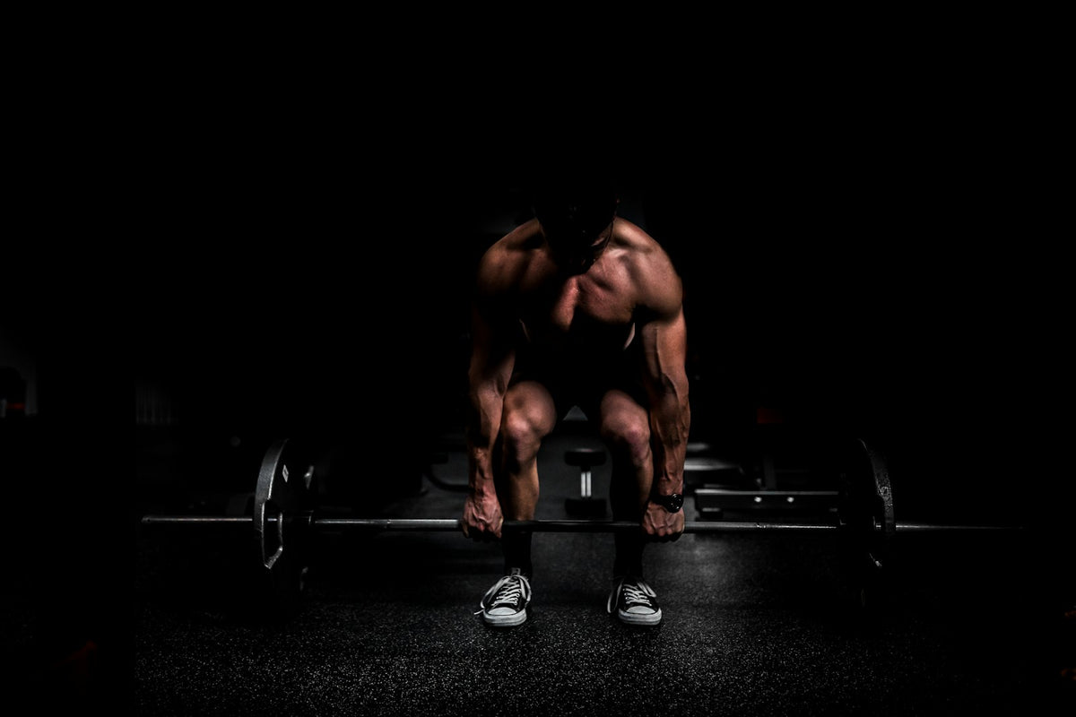 Sporter voert een barbell squat uit