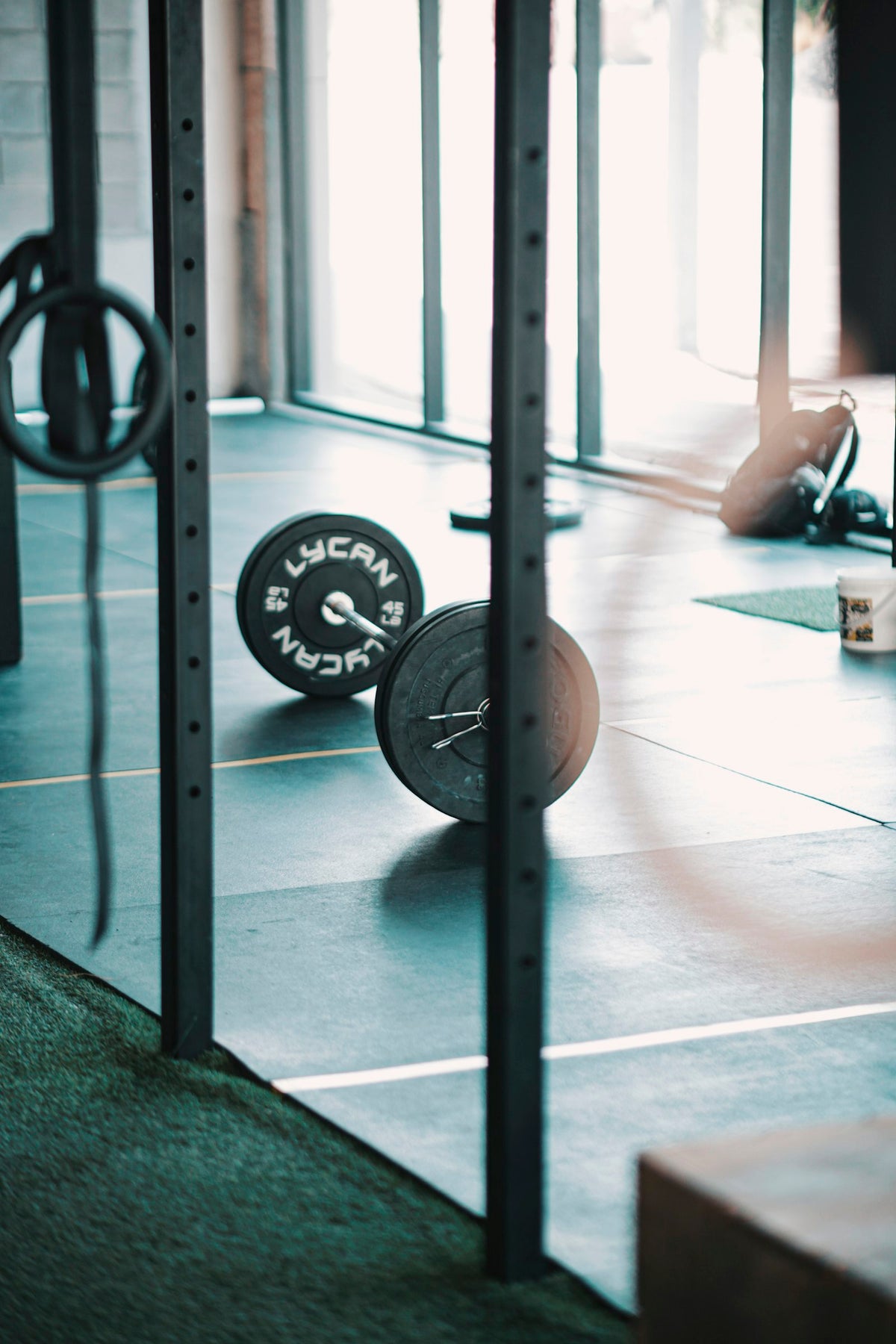 Sporter doet een burpee tijdens een training